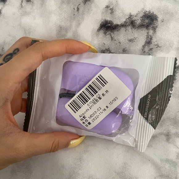 Purple Silicone AirPods Pro Case - Picture 2 of 2